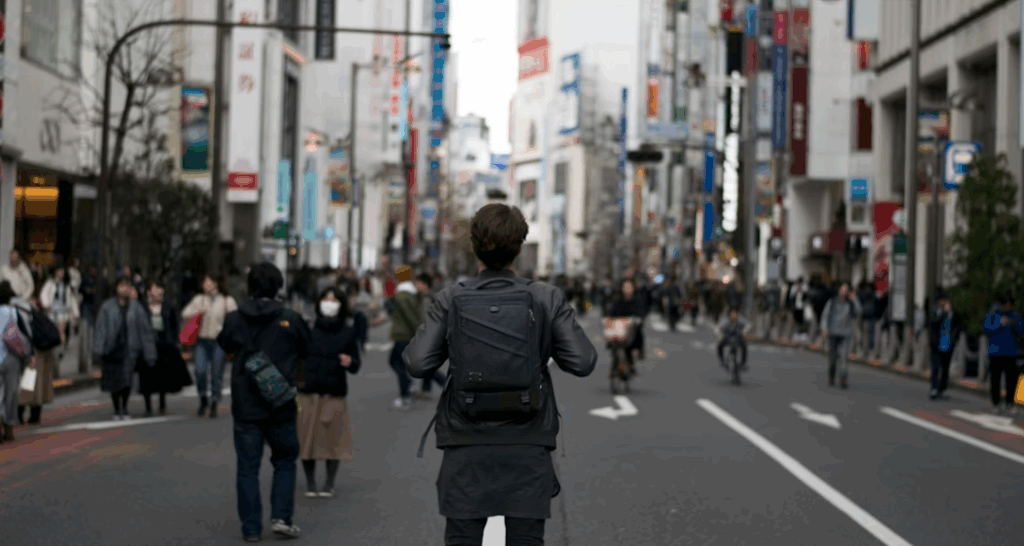 街を歩く人